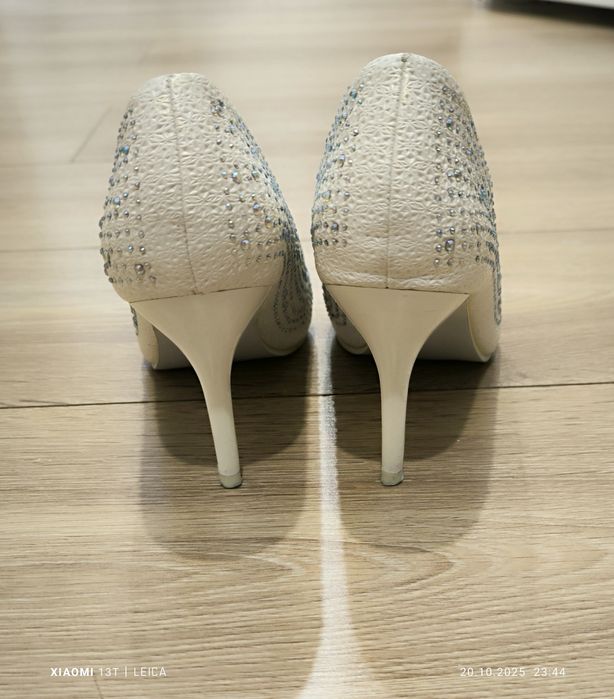 Продам свадебное платье и туфли 38 размера