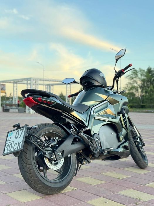 электромотоцикл Ducati Diavel 2025.