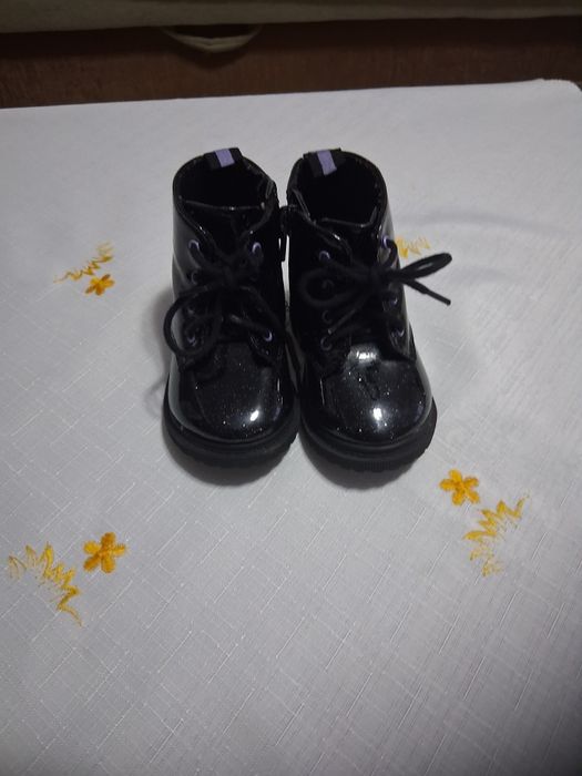 Vand ghetuțe pentru bebeluși