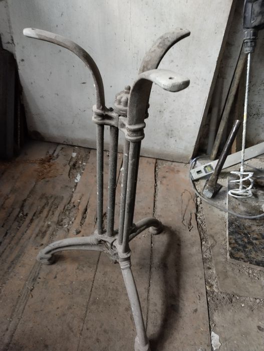 Метална стойка за маса