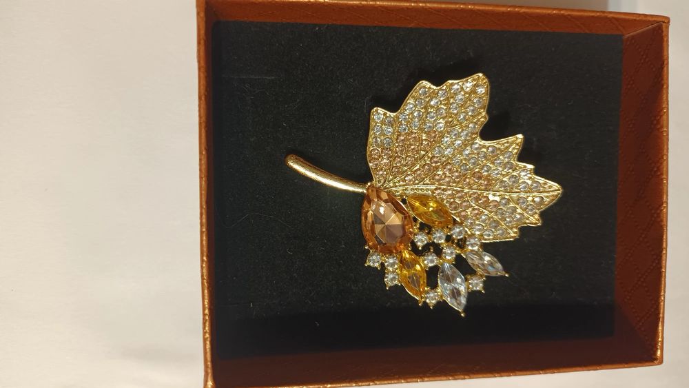 Красиви брошки за всеки тип дреха