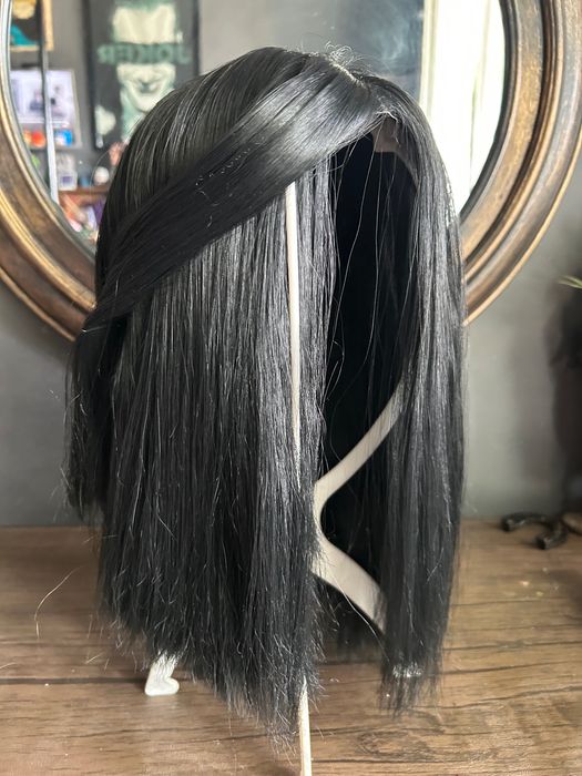 Къса черна перука