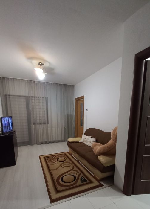 Vând garsonieră + curte