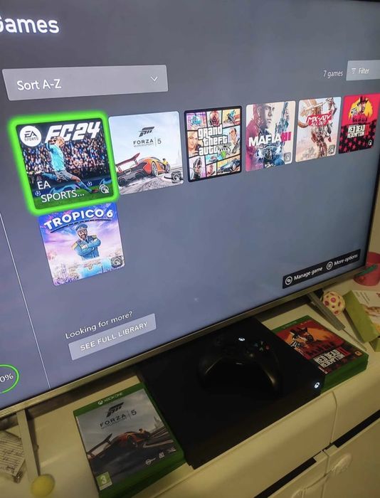 Vand Xbox One X 1T o maneta + jocuri 
Consola și maneta impecabile