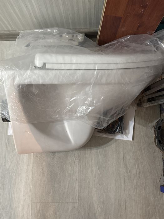 Унитаз белый, подвесной