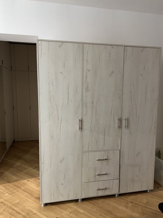 Dulap haine mare, 3 uși, cu sertare – stare foarte bună (Dedeman