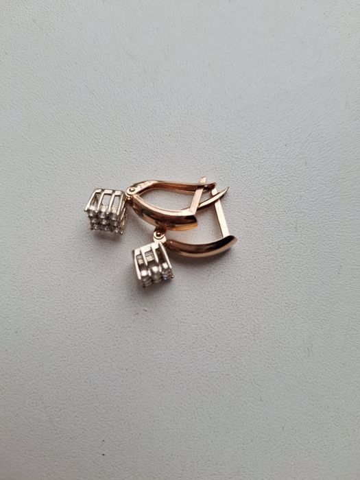Продам золотые серьги