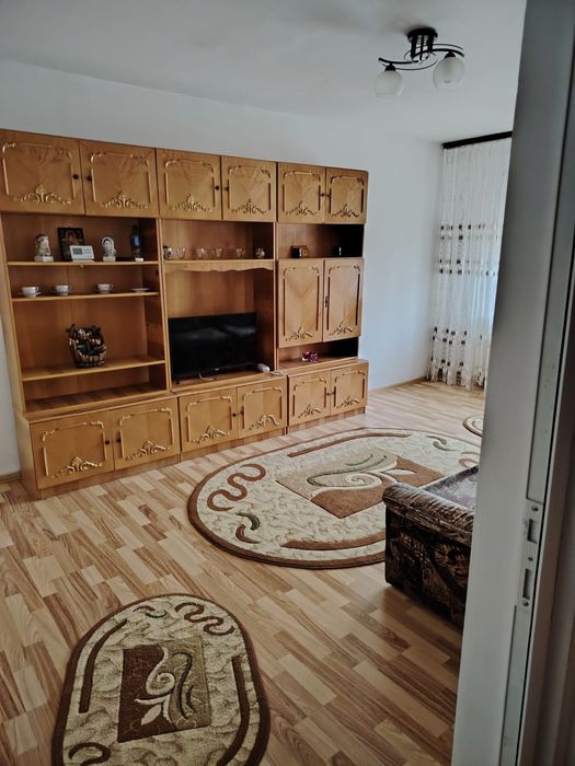 Vând apartament Broșteni
