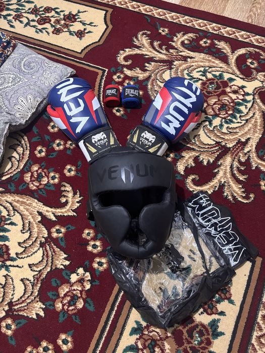 Шлем перчатки венум