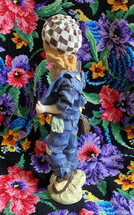 Фигурка девушки полистоун