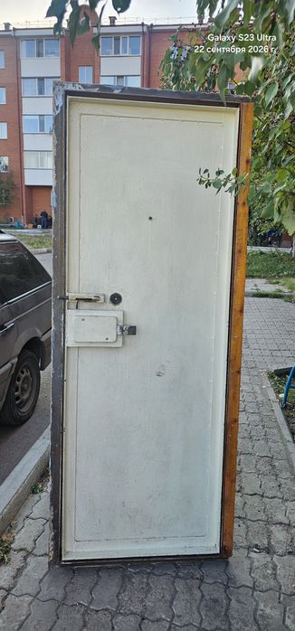 Продам металлическую дверь