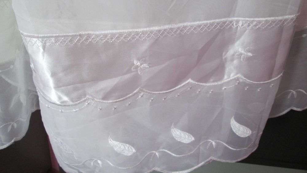 perdea alba cu broderie