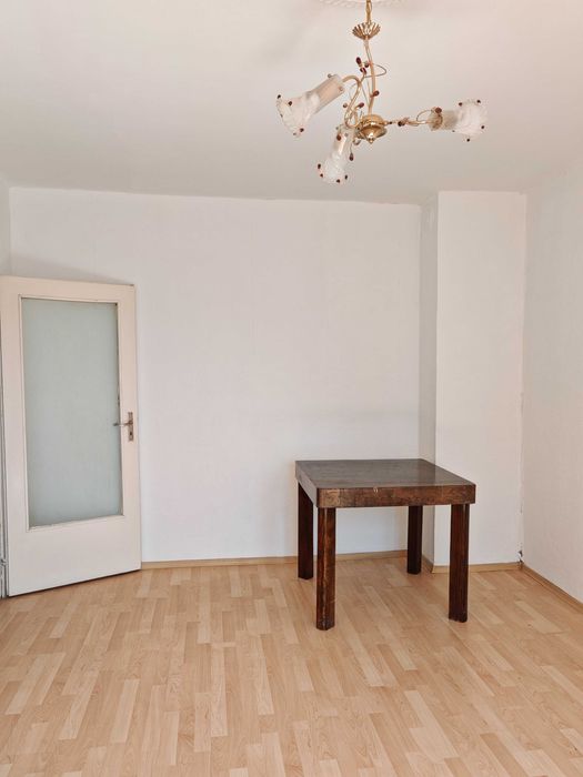 Продавам двустаен апартамент в кв. Деленките с. Айдемир