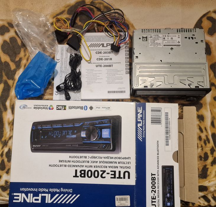 Магнитола Alpine UTE-200BT