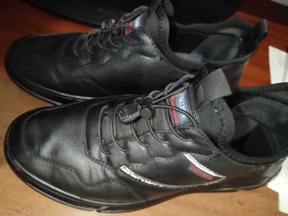 Продам ботинки на мальчика рр39