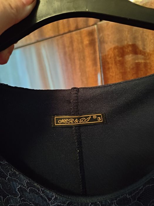 Дантелена тъмно синя рокля