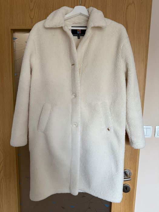 Бяло преходно палто