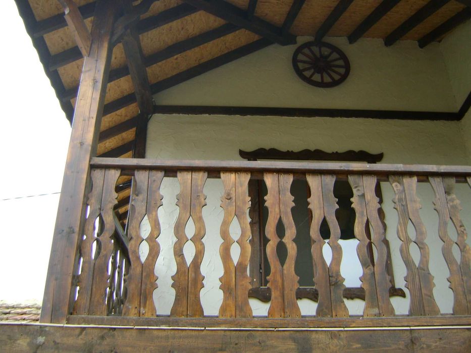 Изработвам дървени парапети, огради, порти, облицовки, декорация