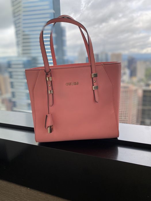 сумку бренда Guess, Италия
