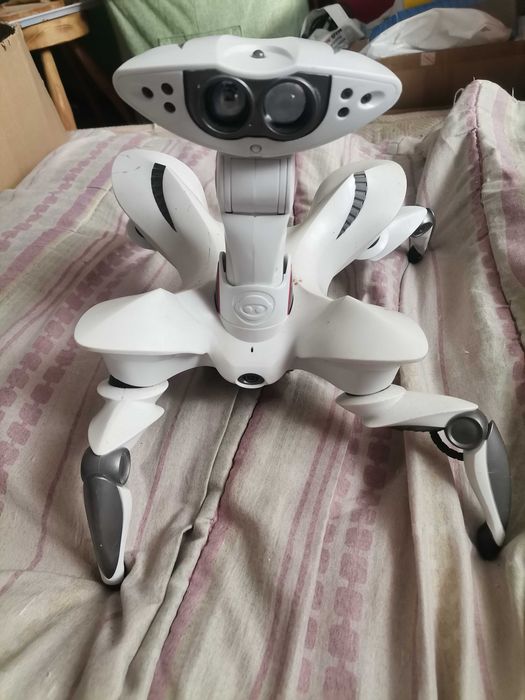 Robot WowWee Roboquad perfect funcțional