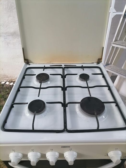 Vând aragaz Zanussi cu 4 ochiuri
