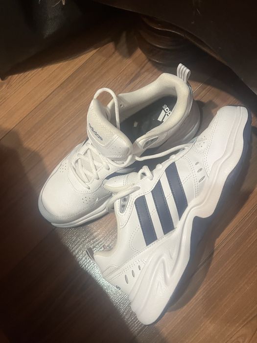 Бели маратонки лайфстайл-strutter