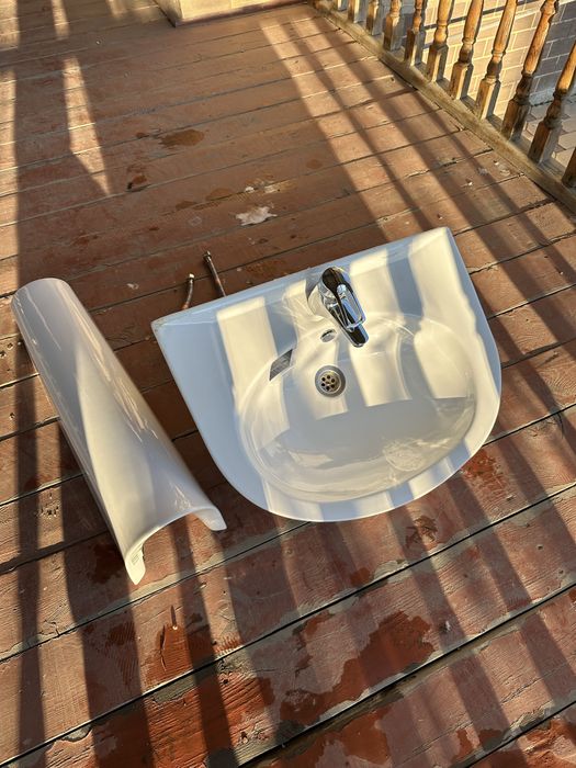 Раковина со смесителем.