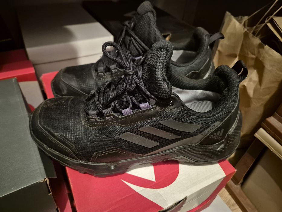 Vand bocanci adidas si tenesi nike