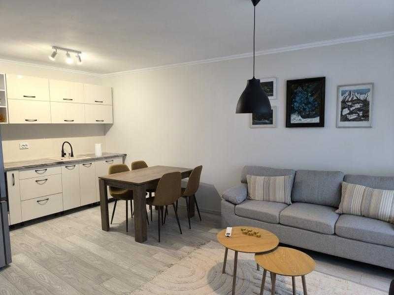 Дава се под наем Тристаен апартамент в Бургас, Център - 80 кв.м за 797.64 € - Снимка #1