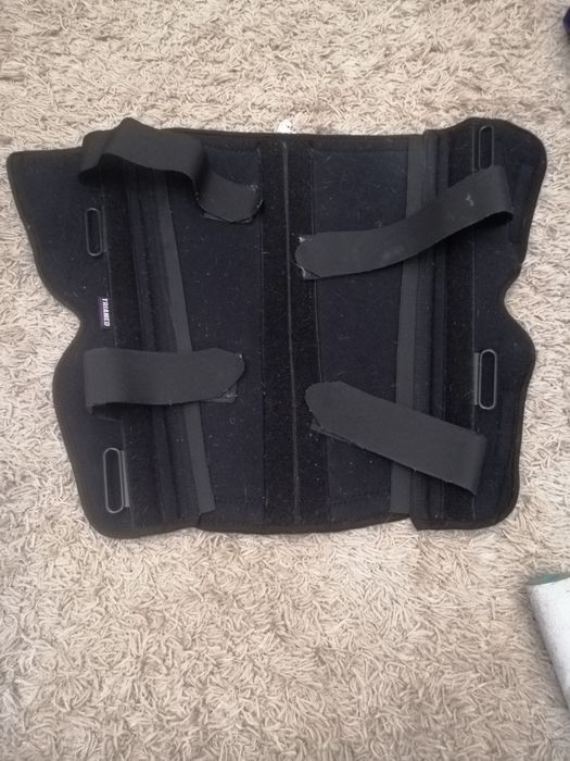 Set orteză fixă genunchi + 2 cârje – stare impecabilă