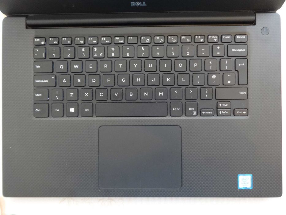 Лаптоп Dell XPS 15 9560 - 15.6"- i7-7700HQ 2.8GHz/16GB RAM/SSD 256GB