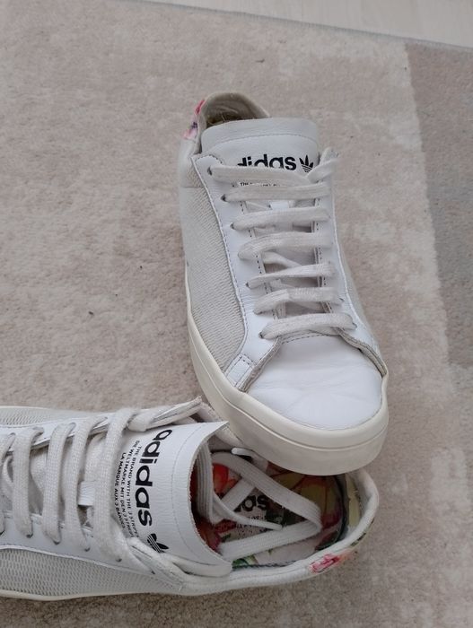 Vand Pantofi Sport Unisex,Purtati Dar In Stare Buna.