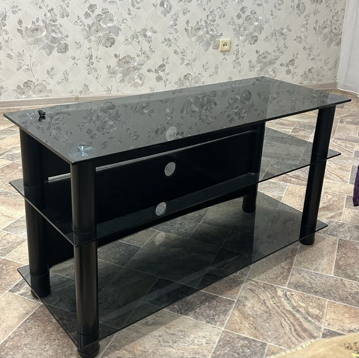 Стеклянный телевизионный столик с несколькими полками для хранения