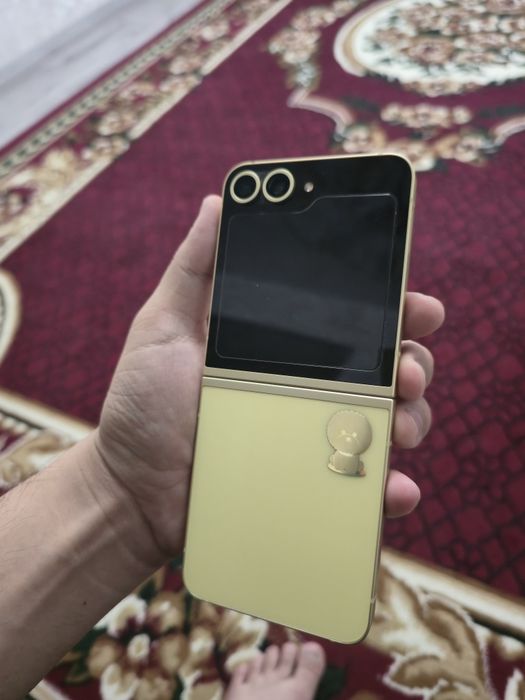 Samsung z flip 6 12/256 pamit qiz bola tutgan xolati yangi
