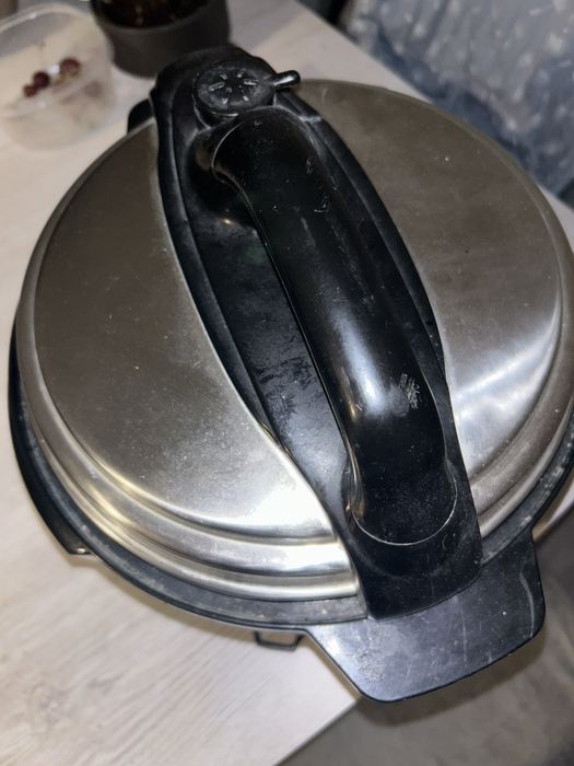 Multicooker cu gatire sub presiune