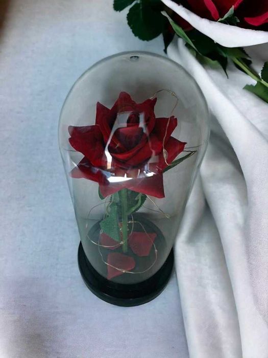 Красива осветена роза в стъкленица с красива подаръчна кутия