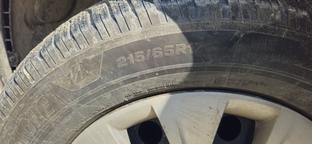 Гуми Brigestone - 215/65/17, с джанти и тазове за Шкода комлект 4 бр.