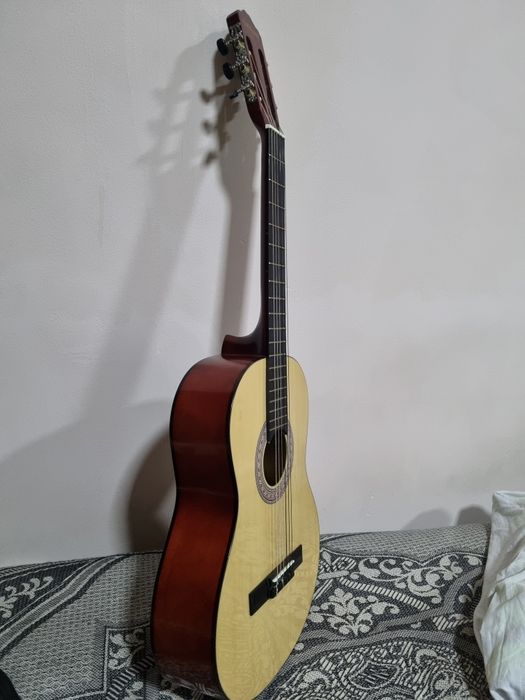 Gitara Cortland.