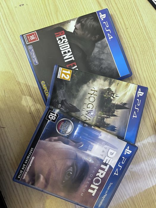Продам PS 4 slim +3 игры СРОЧНО