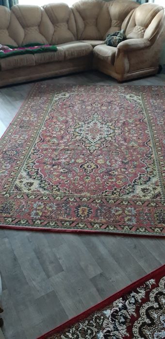 Продам угл.диван с креслом.  Диван двойка. Ковры.
