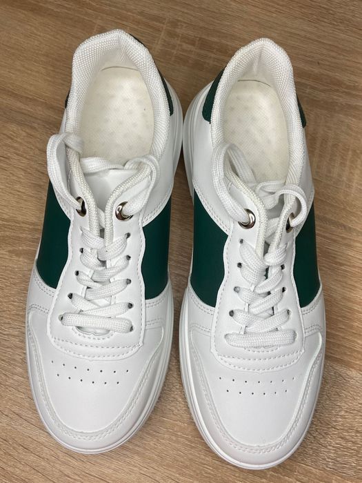 Белые классические кроссовки