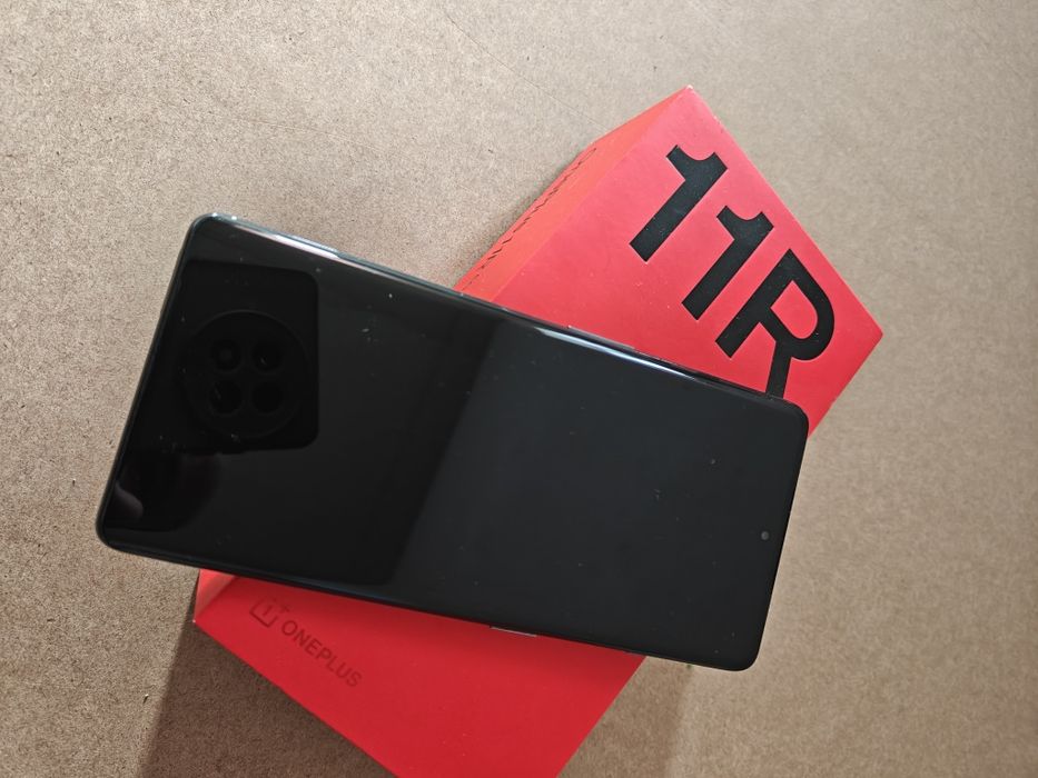 Продам oneplus 11R. память ,16/256