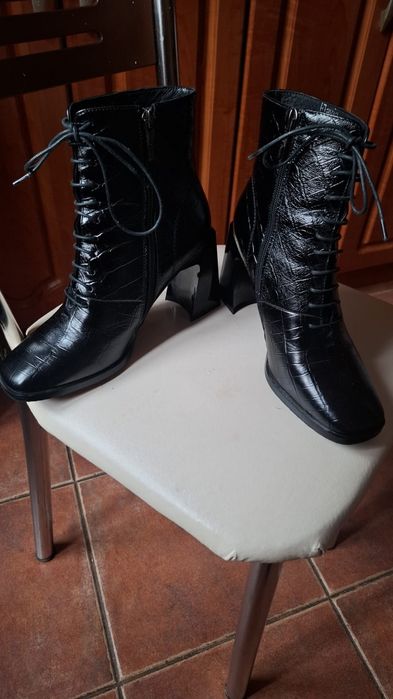 Vând ghetuțe și pantofi din piele naturală Aldo și pantofi Flavia