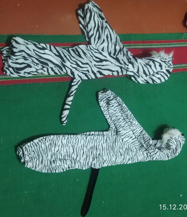 Продам карнавальные костюмы тигрят.