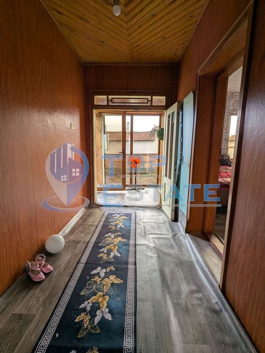 Тухлена къща с голям двор и кладенец в село Караисен, община Павликен