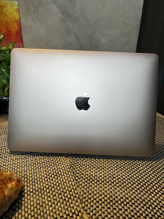 MacBook Air M1 (2020) / 8GB / 256GB SSD / Много добро състояние / Батерия 86%