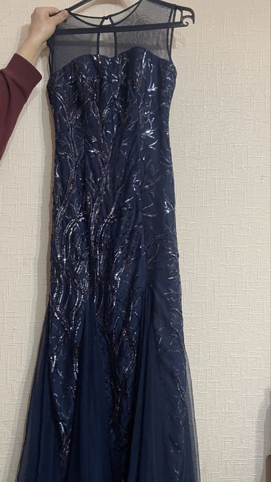 Продаются платья вечерние