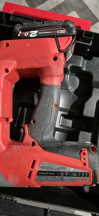 Milwaukee pistol de cuie pe acumulator