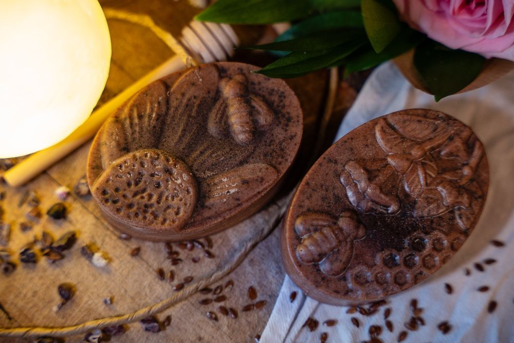 Натурални сапуни с мед и восък