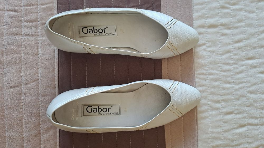 Бели дамски ниски обувки 38 номер